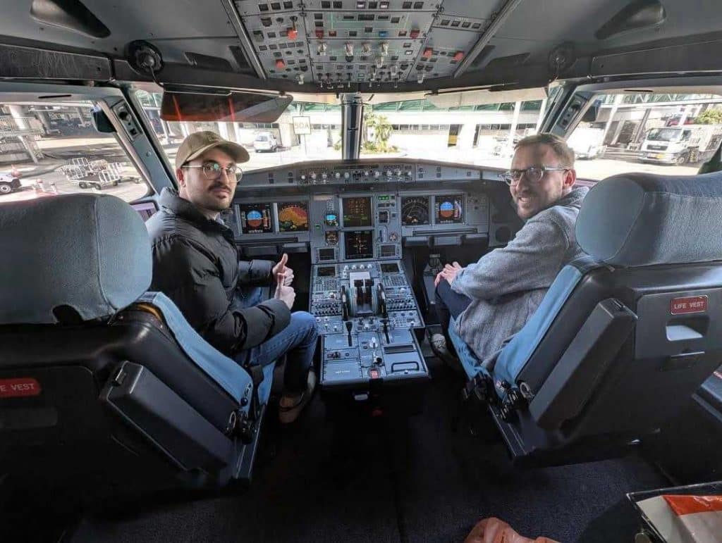 alex et benjamin dans le cockpit